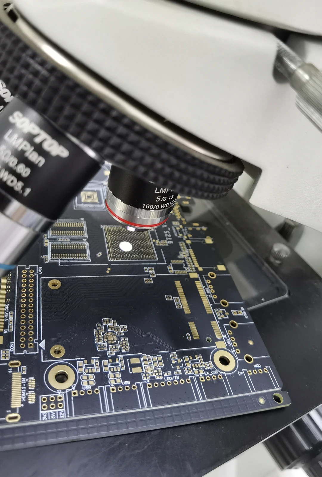 显微镜检查，PCB生产设备现场照片